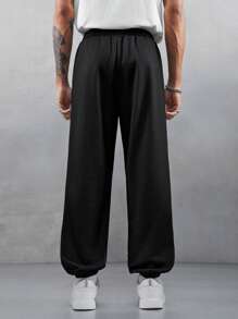 Rick and Morty X SHEIN Pantalones deportivos casuales para hombre con estampado de personaje de dibujos animados y letra, cintura con cordón, bolsillos laterales - Negro - Ver 2