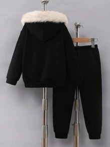 SHEIN 2 件装年轻男童字母和毛绒拼布连帽夹克和裤子休闲套装，秋冬 - 黑色 - 查看 2