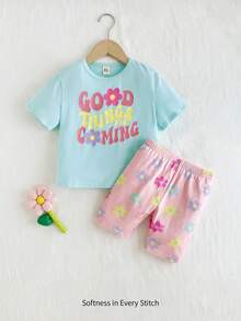 Cozy Pixies 2 件彩色花卉字母印花圆领落肩上衣和休闲短裤套装，适合年轻女孩