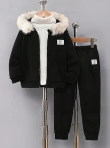 SHEIN 2 件装年轻男童字母和毛绒拼布连帽夹克和裤子休闲套装，秋冬 - 黑色 - 查看 1