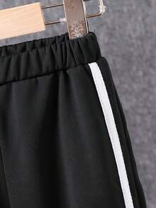 2 件套年轻男孩休闲运动黑色连帽夹克和运动裤套装，袖子和裤子上有撞色饰边，正面印有徽标，设计简约而优雅，适合秋冬穿着，经典搭配，秋冬必备服装，适合日常穿着和户外活动，连帽设计保暖 - 黑色 - 查看 7