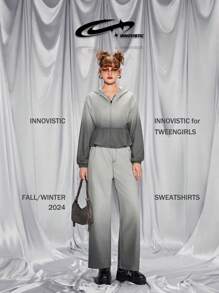 SHEIN Sweat-shirt effet jean lavé avec bordure volantée et capuche pour adolescentes, peut être associé à un sac à l'épaule, un sac à dos, un sac bandoulière, une casquette de baseball, un béret, un chapeau seau, des bottines, des bottes hautes, des chaussures casual, des babies, des lunettes de soleil, des écouteurs intra-auriculaires