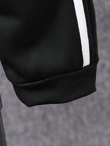 2 件套年轻男孩休闲运动黑色连帽夹克和运动裤套装，袖子和裤子上有撞色饰边，正面印有徽标，设计简约而优雅，适合秋冬穿着，经典搭配，秋冬必备服装，适合日常穿着和户外活动，连帽设计保暖 - 黑色 - 查看 5