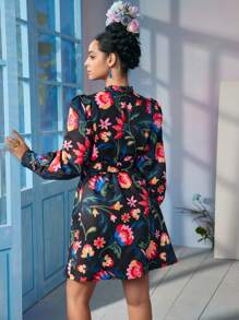 Caterine Sanchez Frida Kahlo X SHEIN X Designer 波西米亚风花卉印花荷叶边立领灯笼袖短裙配腰带，节日，派对，感恩节，度假，春季，节日 - 彩色 - 查看 2