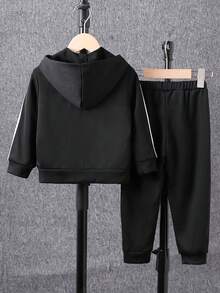 2 件套年轻男孩休闲运动黑色连帽夹克和运动裤套装，袖子和裤子上有撞色饰边，正面印有徽标，设计简约而优雅，适合秋冬穿着，经典搭配，秋冬必备服装，适合日常穿着和户外活动，连帽设计保暖 - 黑色 - 查看 2