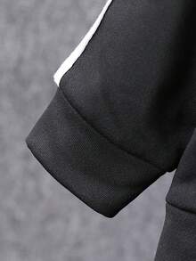 2 件套年轻男孩休闲运动黑色连帽夹克和运动裤套装，袖子和裤子上有撞色饰边，正面印有徽标，设计简约而优雅，适合秋冬穿着，经典搭配，秋冬必备服装，适合日常穿着和户外活动，连帽设计保暖 - 黑色 - 查看 6