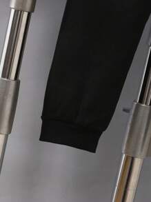 SHEIN 2 件装年轻男童字母和毛绒拼布连帽夹克和裤子休闲套装，秋冬 - 黑色 - 查看 5