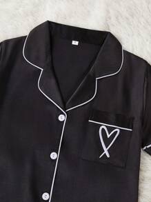 LuxeNights Set de pijama con top de manga corta y pantalones largos de satén con bordado de corazón, 2 piezas - Negro - Ver 6