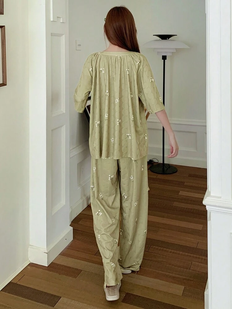 Women's Floral All-Over Print Pleated Short Sleeve Top And Pants Pajama Set