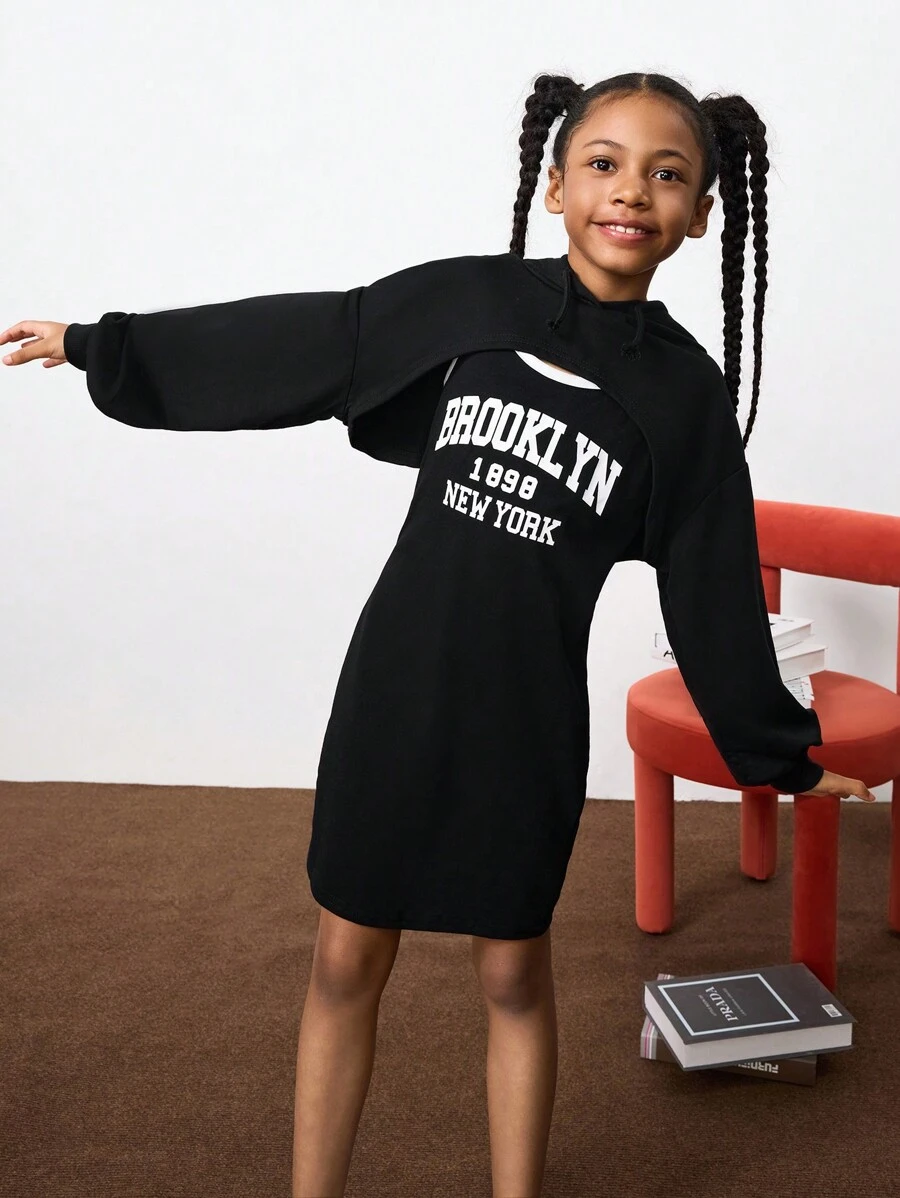 SHEIN 女孩字母圖案撞色滾邊吊帶連衣裙 - 黑色 - 查看 1