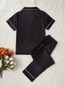 LuxeNights Set de pijama con top de manga corta y pantalones largos de satén con bordado de corazón, 2 piezas - Negro - Ver 2