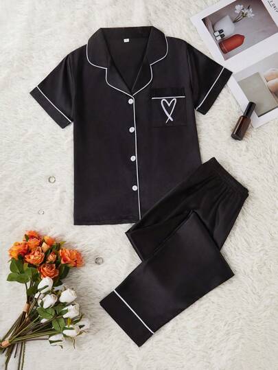 LuxeNights Set de pijama con top de manga corta y pantalones largos de satén con bordado de corazón, 2 piezas