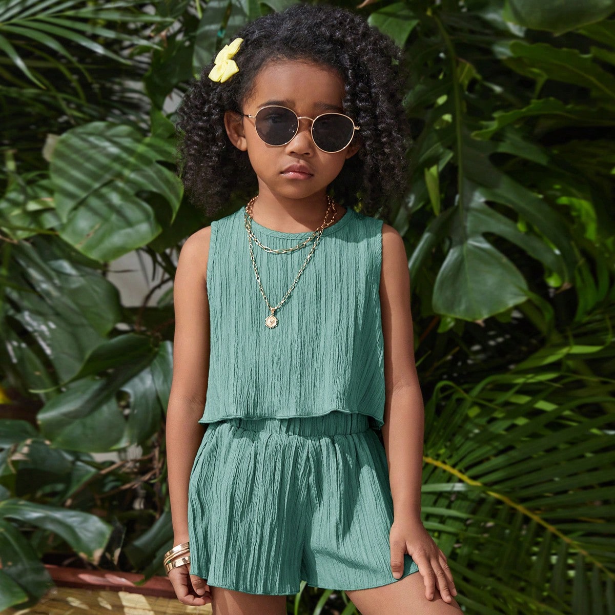 Set de 2 piezas de top sin mangas de cuello redondo y pantalones cortos sueltos de unicolor tejido para niña, vestido verde