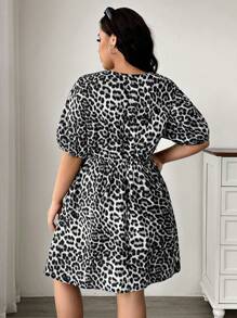 SHEIN EZwear 大码夏季休闲泡泡袖豹纹蝴蝶结腰连衣裙 - 灰色 - 查看 2