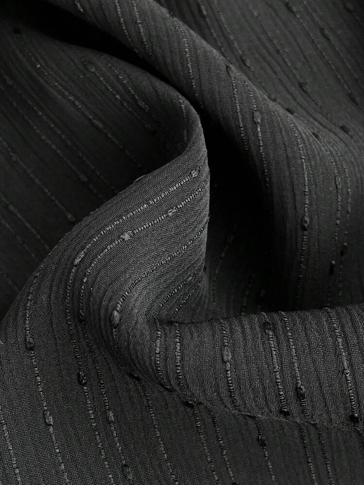 Soleia 加大 V 领荷叶边下摆度假休闲黑色喇叭袖衬衫 - 黑色 - 查看 4