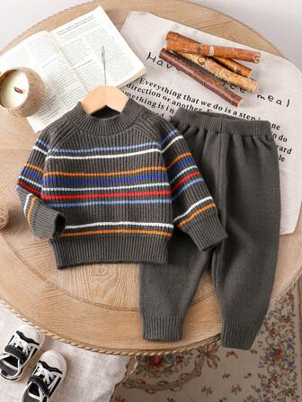 Baby Boy Fashion gebreide trui & lange broek set voor herfst/winter. De militaire groene toon toont een charmante gentleman stijl. Het contrasterende streepontwerp is schattig en uniek, met een collegiale uitstraling. De broek is gemaakt van zachte, comfortabele stof geschikt voor de delicate babyhuid, waardoor de baby warm en gezellig blijft. Het materiaal is zacht, comfortabel en met goede isolatie. De veelzijdige basislaagset is geschikt voor familiebijeenkomsten, uitstapjes, ouder-kind tijd, feestdagen, enz.