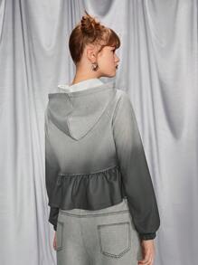 SHEIN Sweat-shirt effet jean lavé avec bordure volantée et capuche pour adolescentes, peut être associé à un sac à l'épaule, un sac à dos, un sac bandoulière, une casquette de baseball, un béret, un chapeau seau, des bottines, des bottes hautes, des chaussures casual, des babies, des lunettes de soleil, des écouteurs intra-auriculaires