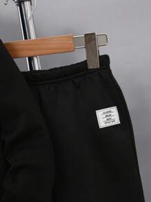 SHEIN 2 件装年轻男童字母和毛绒拼布连帽夹克和裤子休闲套装，秋冬 - 黑色 - 查看 4