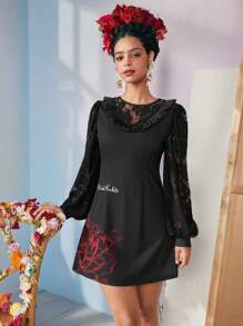 Frida Kahlo X SHEIN X Designer KATHARSIS 花朵和字母图案蕾丝拼布灯笼袖短裙，节日，派对，感恩节，生日服装，春季，节日 - 黑色 - 查看 4