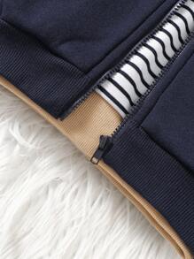 SHEIN Vintaside Kids 3 件套男婴条纹圆领运动衫、熊贴拉链连帽背心夹克和裤子，适合秋季、春季和冬季穿着。这套衣服既适合户外玩耍，也适合居家穿着。这套衣服在寒冷的冬季为男婴提供舒适和温暖。这款多功能耐用的套装适合男婴日常生活中的各种场合，让他们在秋季、春季和冬季保持时尚和舒适。