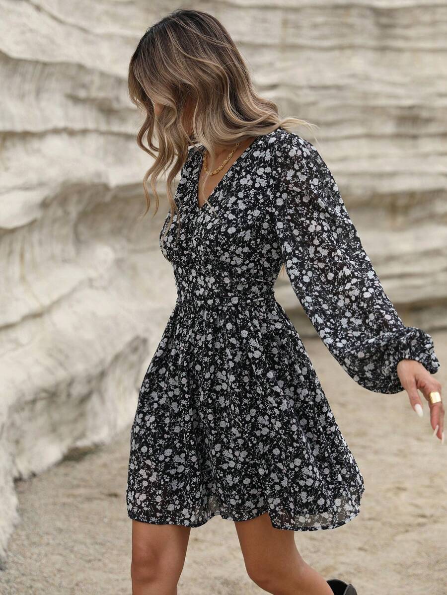 Aveloria Modichic 优雅 V 领褶皱腰泡泡袖长袖 A 字短裙度假装女士