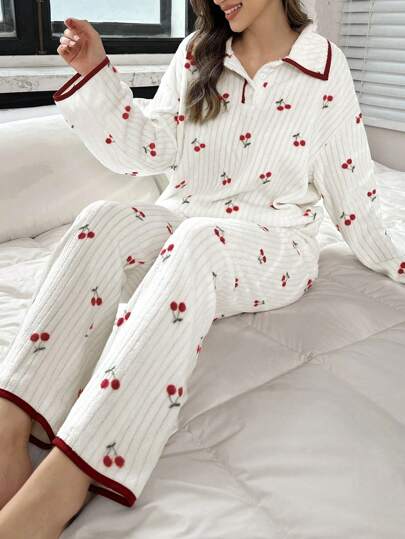CottageSlumber CottageSlumber Damen Plüsch Kirschprint Kontrastbesatz Halbplakette Umlegekragen Flauschiger Pyjama Set, Herbst/Winter Urlaubssaison, Herbst Winter Kleidung