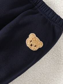 SHEIN Vintaside Kids 3 件套男婴条纹圆领运动衫、熊贴拉链连帽背心夹克和裤子，适合秋季、春季和冬季穿着。这套衣服既适合户外玩耍，也适合居家穿着。这套衣服在寒冷的冬季为男婴提供舒适和温暖。这款多功能耐用的套装适合男婴日常生活中的各种场合，让他们在秋季、春季和冬季保持时尚和舒适。