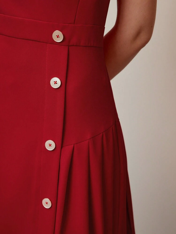 Vestido con detalle de botón en cuello en pico, panel plisado y dobladillo