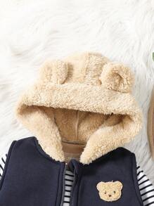 SHEIN Vintaside Kids 3 件套男婴条纹圆领运动衫、熊贴拉链连帽背心夹克和裤子，适合秋季、春季和冬季穿着。这套衣服既适合户外玩耍，也适合居家穿着。这套衣服在寒冷的冬季为男婴提供舒适和温暖。这款多功能耐用的套装适合男婴日常生活中的各种场合，让他们在秋季、春季和冬季保持时尚和舒适。