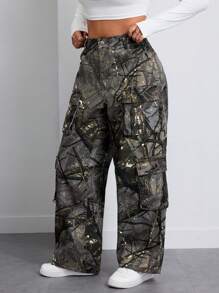SHEIN ICON Pantalones vaqueros de talla grande para mujer con estampado de camuflaje y múltiples bolsillos