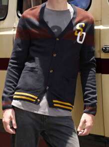 Manfinity Sporsity Jersey minimalista de manga larga con botones delanteros, estampado de letras, bolsillos y diseño de patchwork a rayas para hombre, uso casual diario