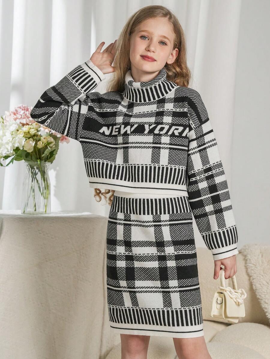 Tween Girl 秋冬短款针织毛衣和裙子两件套。采用黑白格子面料制成，呈现活泼可爱的外观。独特的针织工艺展现都市魅力。展现女孩偶像的时尚潮流气息。黑白 Y2K 街头服饰图案。柔软温暖，适合秋冬季节的女孩。舒适适合居家、外出、上学、日常穿着和各种派对场合，展现女孩偶像造型。超级百搭且物有所值。 - 黑與白 - 查看 1