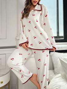 CottageSlumber 女士毛绒樱桃印花撞色滚边半开襟翻领蓬松睡衣套装，秋冬假日季，秋冬服装，舒适保暖