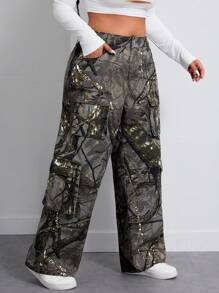 SHEIN ICON Pantalones vaqueros de talla grande para mujer con estampado de camuflaje y múltiples bolsillos