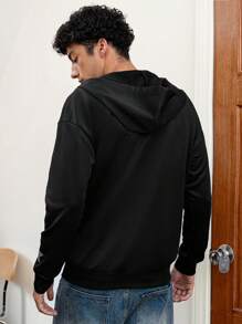 Manfinity VCAY بلوزة رياضية كاجوال مريحة للرجال بطبعة حرفية، كم طويل مع قلنسوة، سحاب أمامي، مناسبة للخريف والشتاء - الأسود - مشاهدة 2