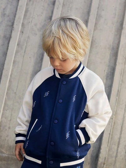 SHEIN Chaqueta de béisbol deportiva casual y al aire libre para niños pequeños, con bordado de rayo y mangas con inserto, adecuada para otoño/invierno