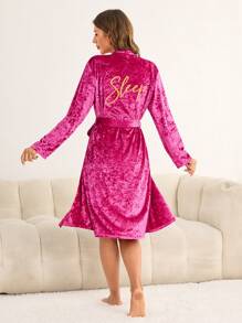 SHEIN Bata larga y cómoda para mujer en color rojo rosa sólido de terciopelo, con bordado de letra en inglés en la parte posterior