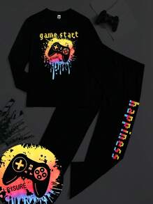 SHEIN Leap Crew 2 件青少年男孩宽松视频游戏控制器印花长袖上衣和字母印花裤休闲睡衣套装