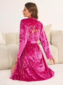 SHEIN Bata larga y cómoda para mujer en color rojo rosa sólido de terciopelo, con bordado de letra en inglés en la parte posterior