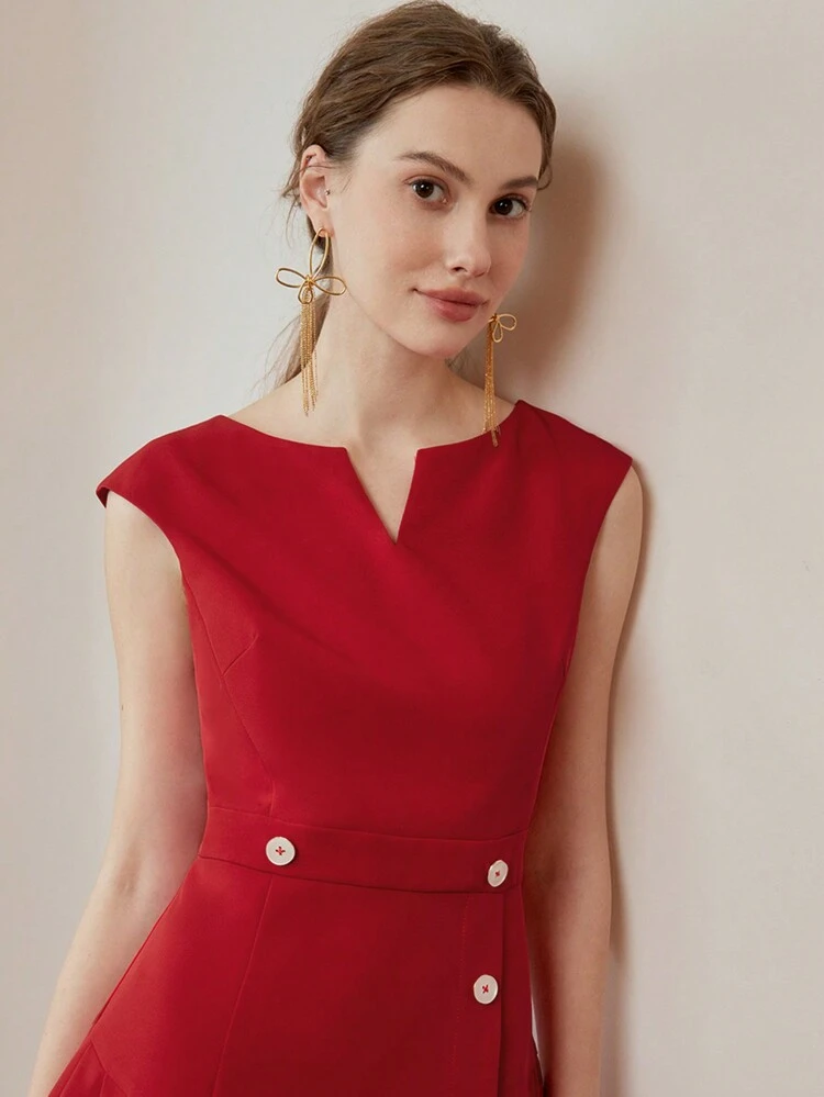 Vestido con detalle de botón en cuello en pico, panel plisado y dobladillo