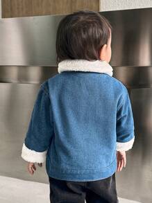 SHEIN 男婴翻盖口袋细节博格领保暖内衬加厚牛仔夹克秋冬，2024 冬季系列，简约而时尚，防风，舒适 - 藍色 - 查看 2