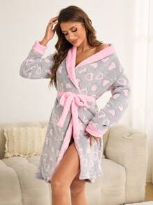 女士纯灰色长袖睡袍，内衬柔软绒毛，饰有温馨爱心印花，厚实保暖，适合冬季穿着。这款柔软舒适的女士灰色睡袍，饰有简约的粉色爱心印花，是母女亲子装居家服的理想之选，适合秋冬季节穿着，蓬松柔软。 - 灰色 - 查看 5