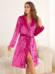SHEIN Bata larga y cómoda para mujer en color rojo rosa sólido de terciopelo, con bordado de letra en inglés en la parte posterior