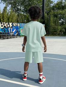 SHEIN Bộ 2 áo thun tay ngắn in họa tiết hoạt hình Graffiti dành cho bé trai tuổi teen và quần short màu xanh lá cây - màu xanh lá - Xem 2