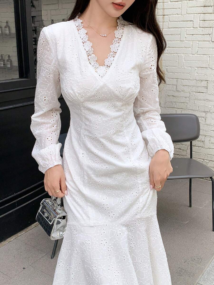 DAZY Váy midi thêu lỗ cổ chữ V cho nữ, nhún bèo, quần áo mùa thu, váy dài tay - trắng - Xem 1