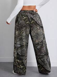 SHEIN ICON Pantalones vaqueros de talla grande para mujer con estampado de camuflaje y múltiples bolsillos