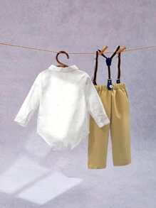 SHEIN 2 件套男婴杏色绅士风格服装，包括 1 件白色长袖连体衣（带领结）和 1 条杏色背带裤。适合 6 个月至 3 岁男童春秋季穿着。独特的服装设计，配有同色系领结和背带裤，白色连体衣上有同色系的卡通印花。海军蓝色背带裤增添了俏皮和时尚的感觉。轻盈舒适的材质让孩子在温和的天气中保持凉爽。经典的英式绅士风格展现男孩独特的魅力，适合多季节穿着，让男孩在各种场合自信而引人注目，适合婚礼、宴会和婚礼仪式等正式活动。 - 彩色 - 查看 2