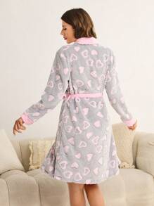 女士纯灰色长袖睡袍，内衬柔软绒毛，饰有温馨爱心印花，厚实保暖，适合冬季穿着。这款柔软舒适的女士灰色睡袍，饰有简约的粉色爱心印花，是母女亲子装居家服的理想之选，适合秋冬季节穿着，蓬松柔软。 - 灰色 - 查看 2