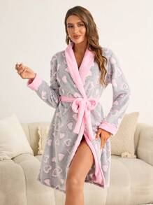 女士纯灰色长袖睡袍，内衬柔软绒毛，饰有温馨爱心印花，厚实保暖，适合冬季穿着。这款柔软舒适的女士灰色睡袍，饰有简约的粉色爱心印花，是母女亲子装居家服的理想之选，适合秋冬季节穿着，蓬松柔软。 - 灰色 - 查看 6