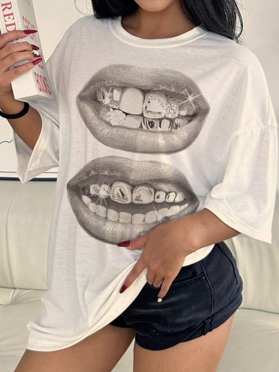 SHEIN EZwear 大码灰色唇形图案 T 恤，休闲宽松短袖套头衫，夏季 - 白色 - 查看 1